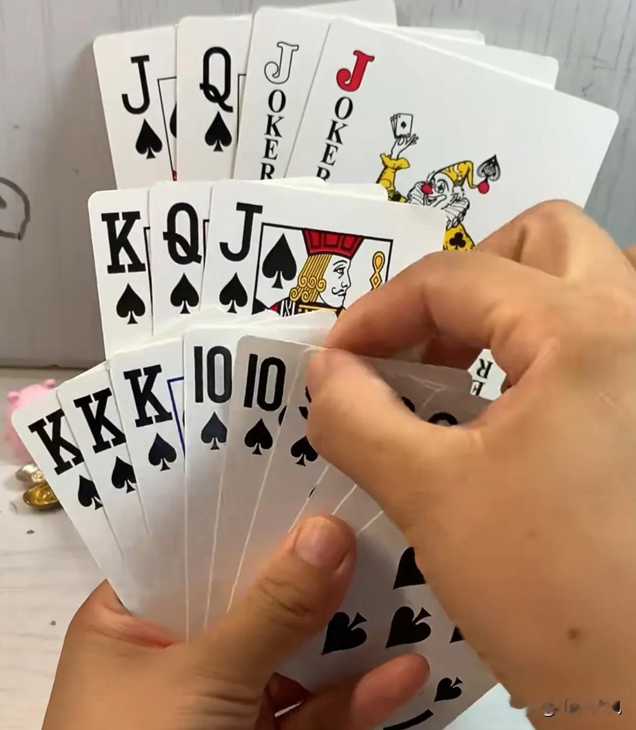 欢乐斗地主巧解残局。
规则有连有带，最多3带1，也可以3不带。下面先出牌。谁能赢