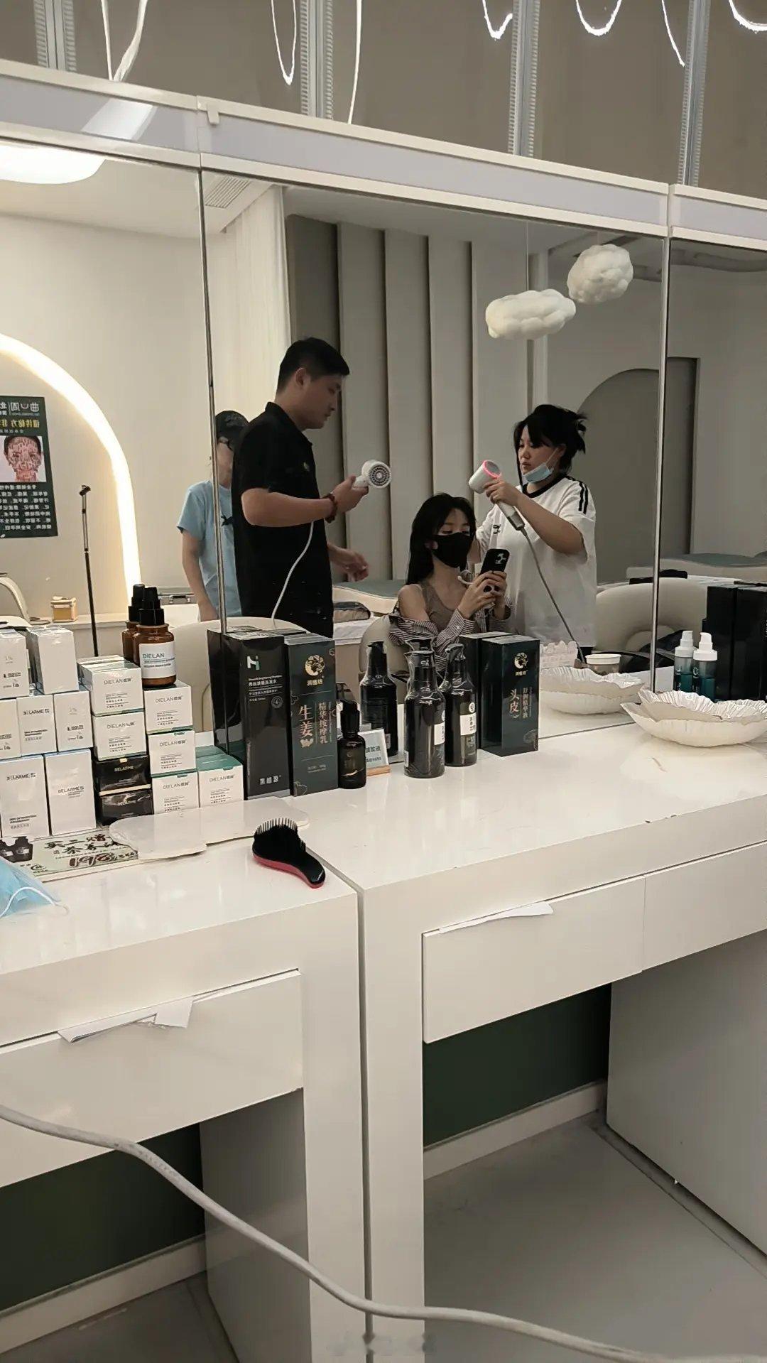 偶遇田曦薇洗头， 吹头发这个事我也会[捂嘴哭]！ 许凯公主抱田曦薇转场 ​​​