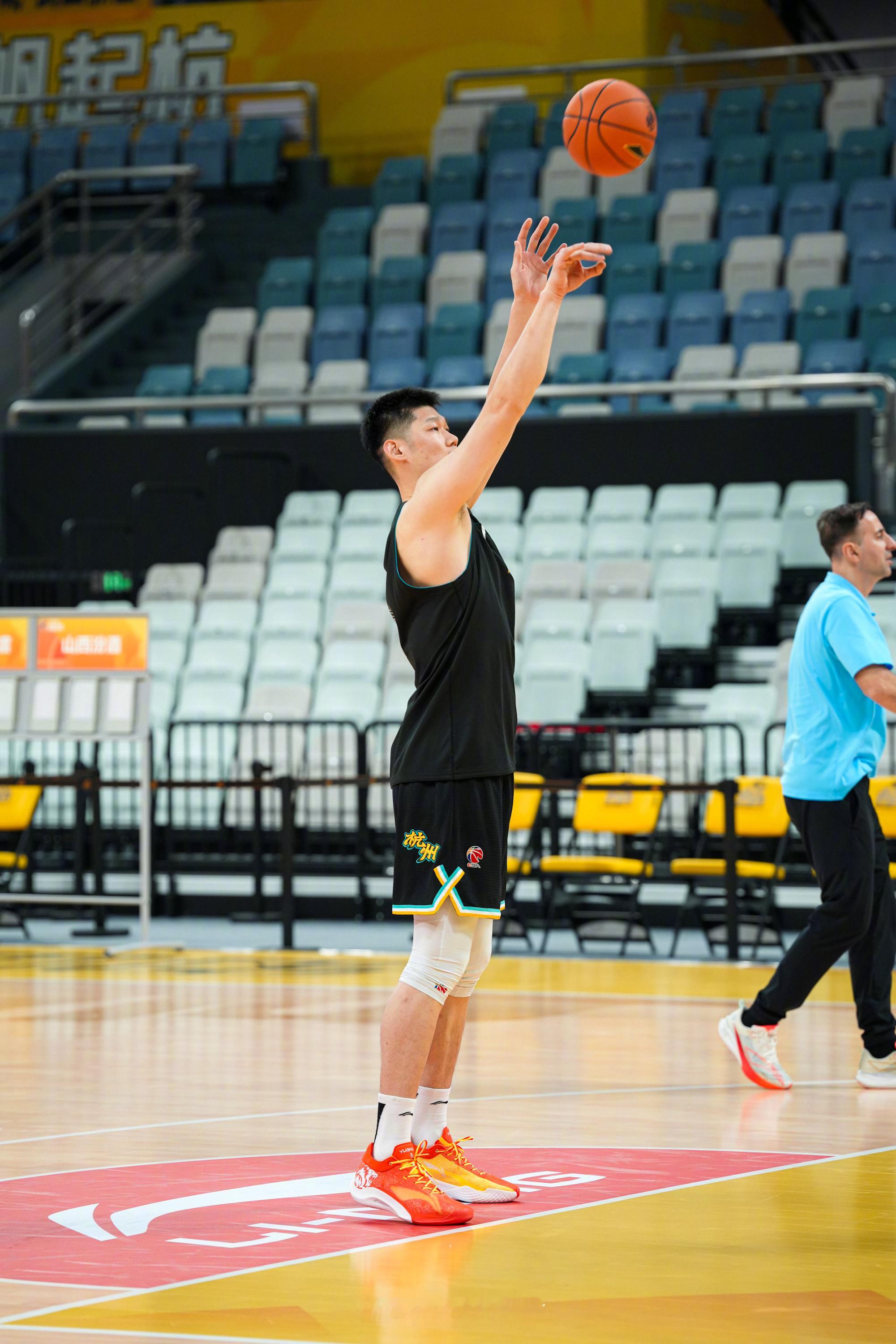 CBA鞋视角 LI-NING YUSHUAI XX PE胡金秋训练中上脚驭帅20