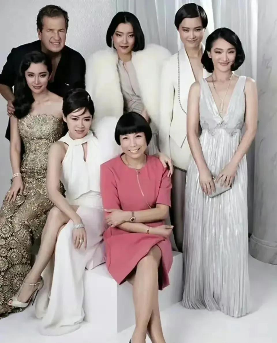 周迅真是太有灵气了，站在角落里也掩不住她的锋芒！
周迅虽然个子不高，却有一种很灵