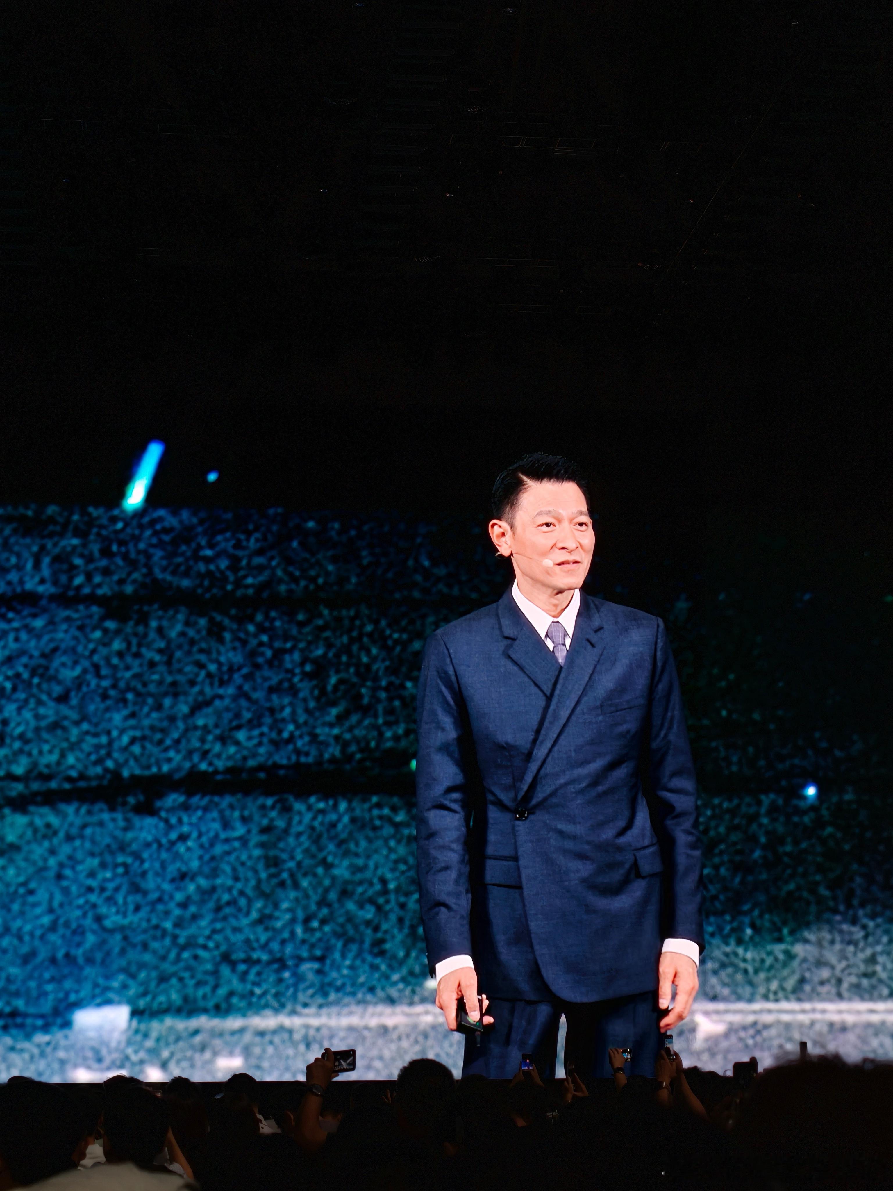 华为发布会刘德华果然到场啦，他发表自己对人生的感悟“开与合”，太有感染力了，和今