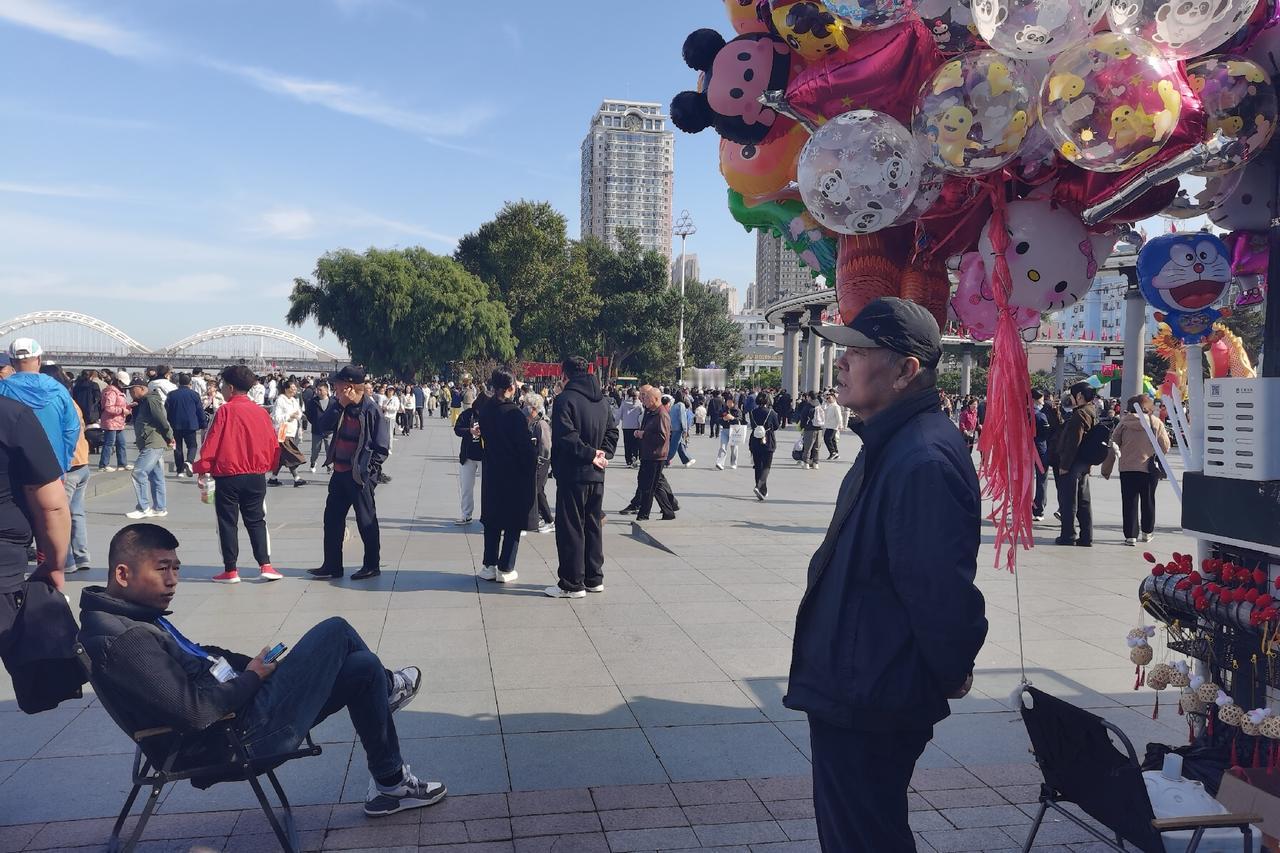 今天和老伴逛斯大林公园
在友谊宫下车
沿着江边走到了中央大街
十一国庆节人真多