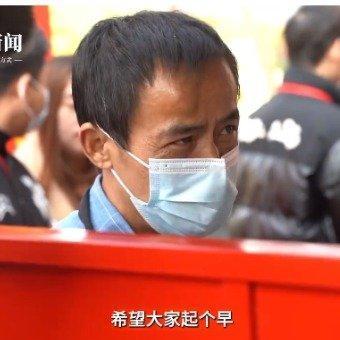 48岁的李俊永在江西景德镇摆了多年摊，谁也没想到，这个推着三轮车卖鸡排的大叔，会