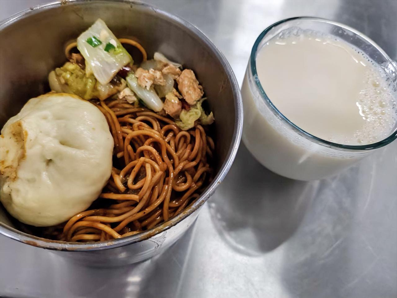 教师近三十年，据我观察，身边的老师们，许多人的脸色发黄，憔悴无光。

特别是那些