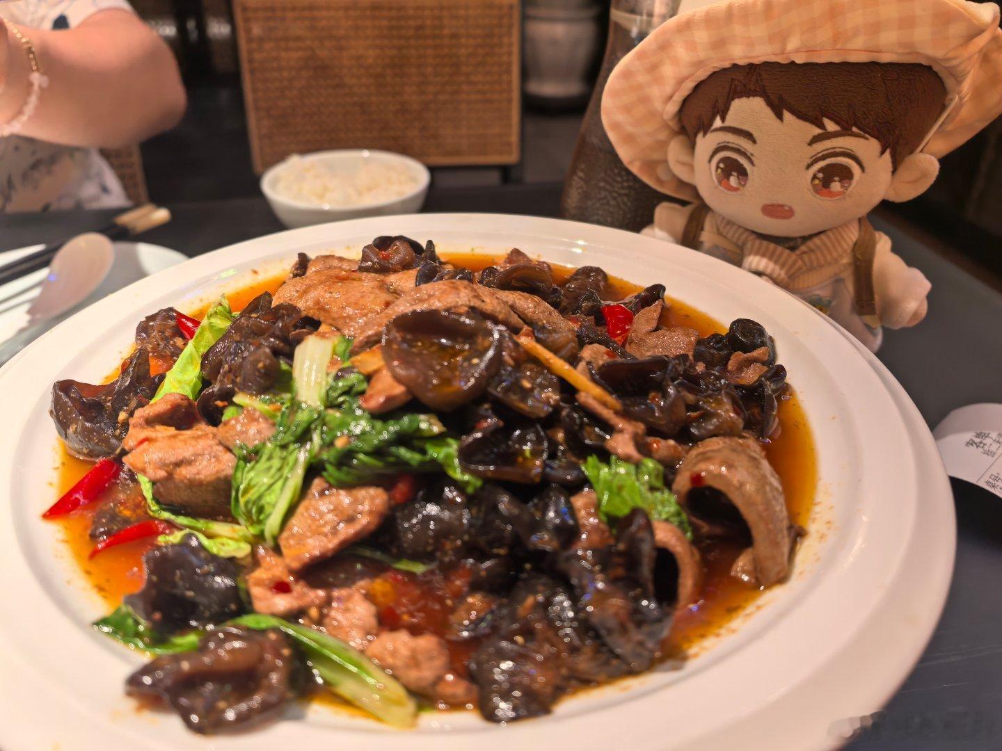 回成都来吃饭，随便找了个馆子点了两个菜，心想着再点一个，店员说这两份菜分量很大，