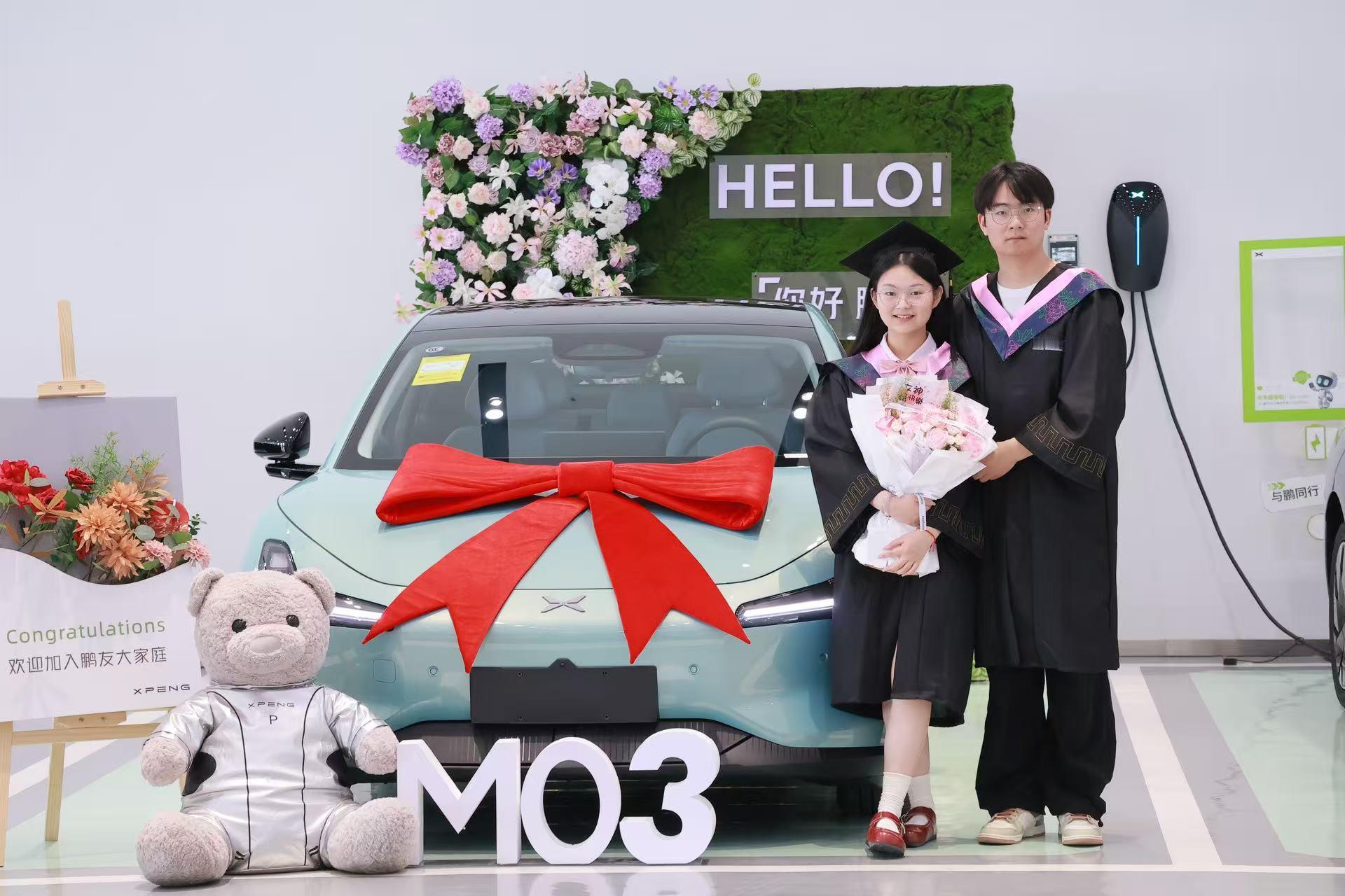 大学情侣二次元创业提小鹏MONA00后勤工俭学4年毕业买车送女友这就是爱情的模样