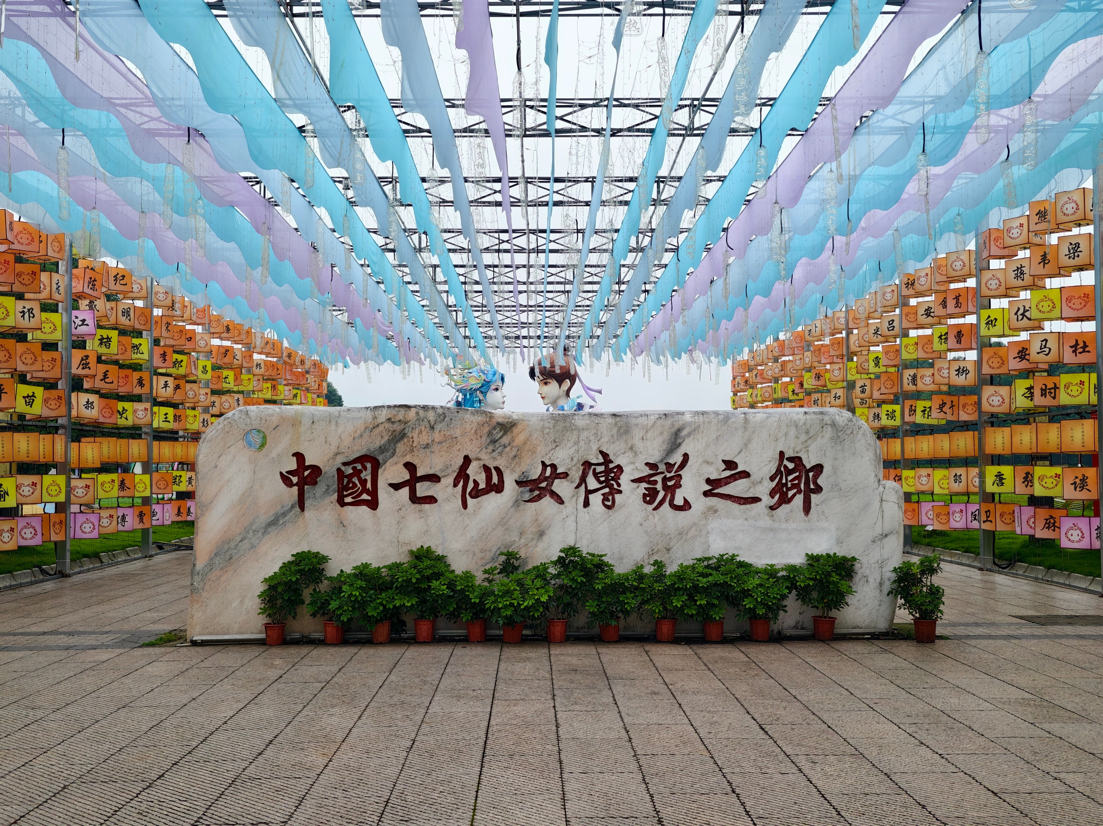 E法同行赣鄱红韵《搜神记》“毛衣女下凡”的传说未必是虚构啊～乘船游湖，仿佛穿梭于