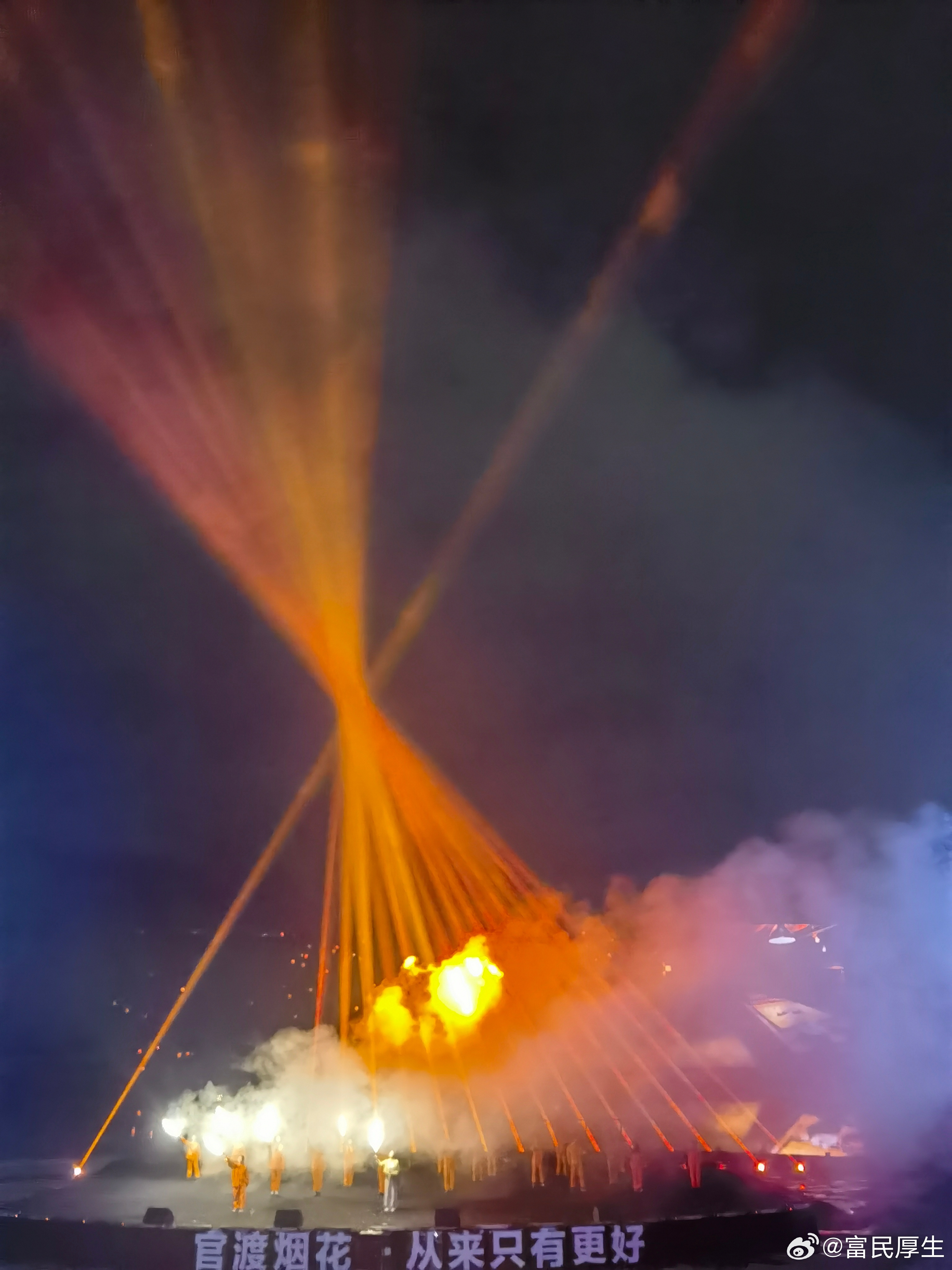 浏阳烟花人赋楚湘之南，浏水之阳，烟火生焉，百代流芳。彭氏世家，执艺为根，承祖父之