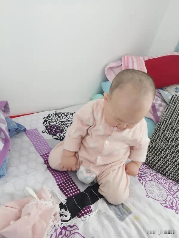 八个月的宝宝力气惊人 家里要是有个八个月大的宝宝，那感觉就跟养了个“大力士”似的
