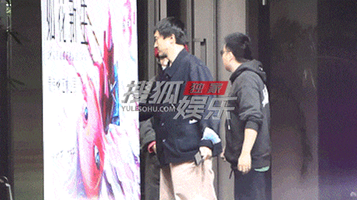 #王传君齐溪现身月子中心# 近日，王传君、齐溪再被拍到现身月子中心。当天，齐溪穿