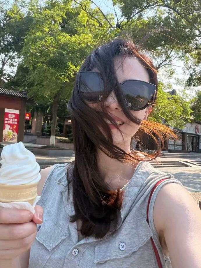 高圆圆穿搭还是杨桃那味儿被这份真实的快乐感染到了，高圆圆畅游南京，穿搭优雅又接地