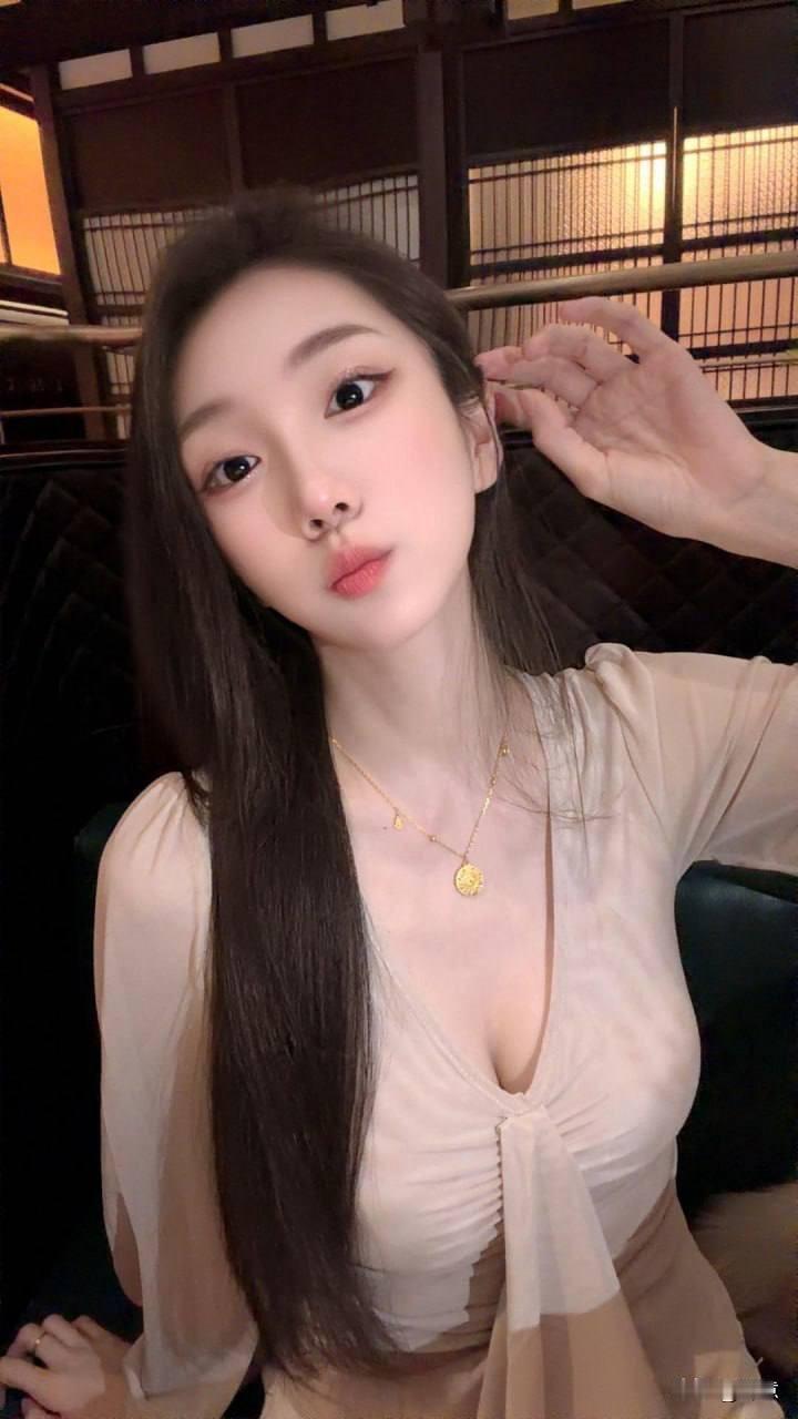温柔笑意藏不住，浅色系穿搭超显气质，精致项链点缀，优雅又吸睛。