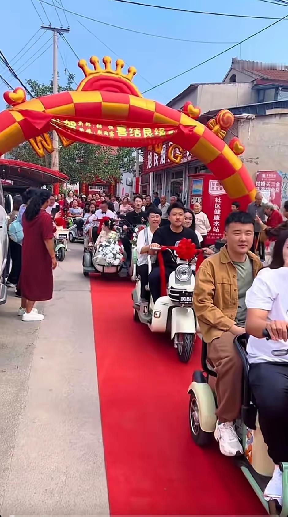 山西这对新人的电动车婚礼，打脸了多少为“面子”活着的年轻人

没有奔驰宝马，没有