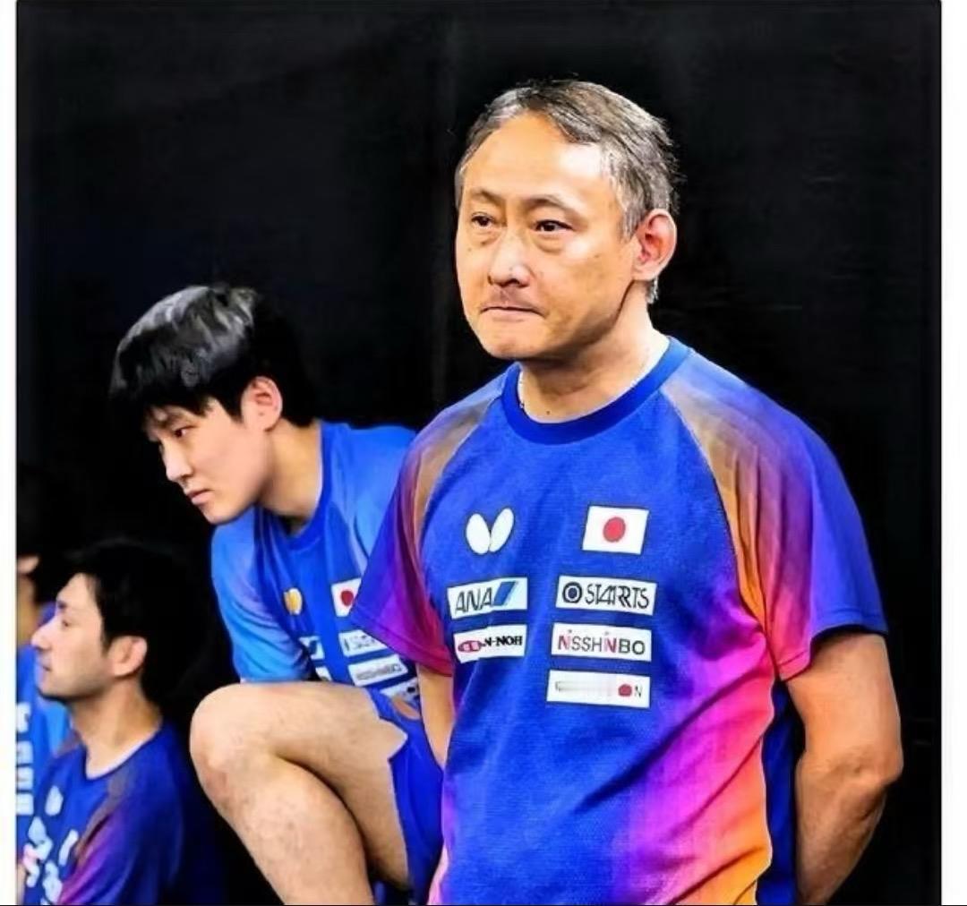 张本智和打球太上头，一碰中国队就发狠，吼叫摔拍样样来，结果越急越赢不了。他爸张本