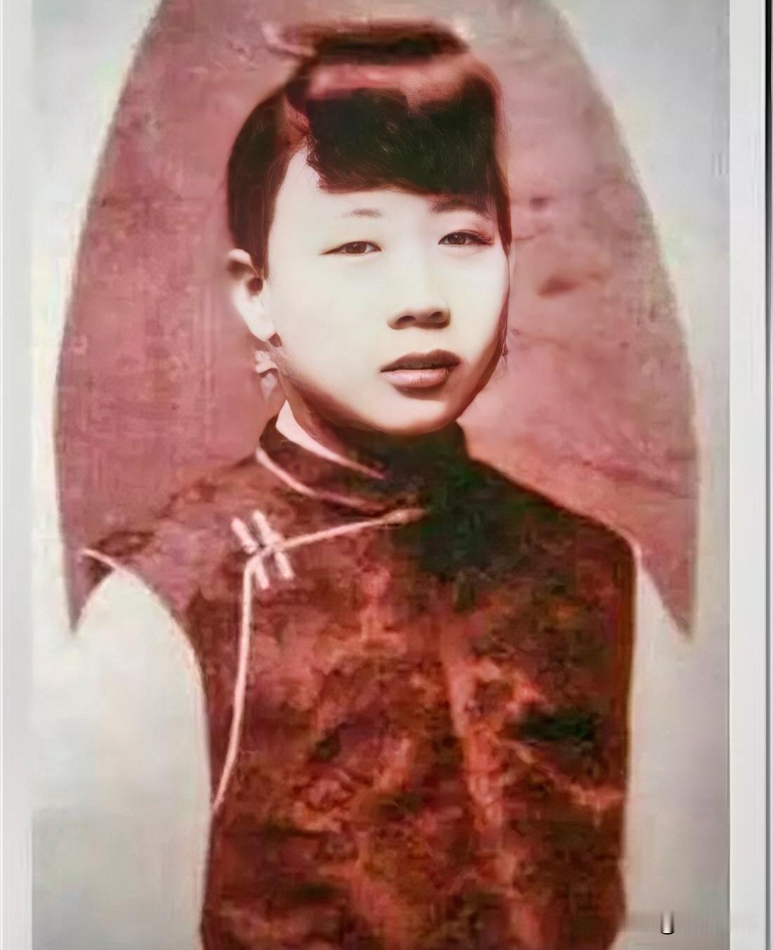 晚清名妓小凤仙原名朱筱凤（并非朱游凤），1900年生于杭州，1954年在沈阳病逝