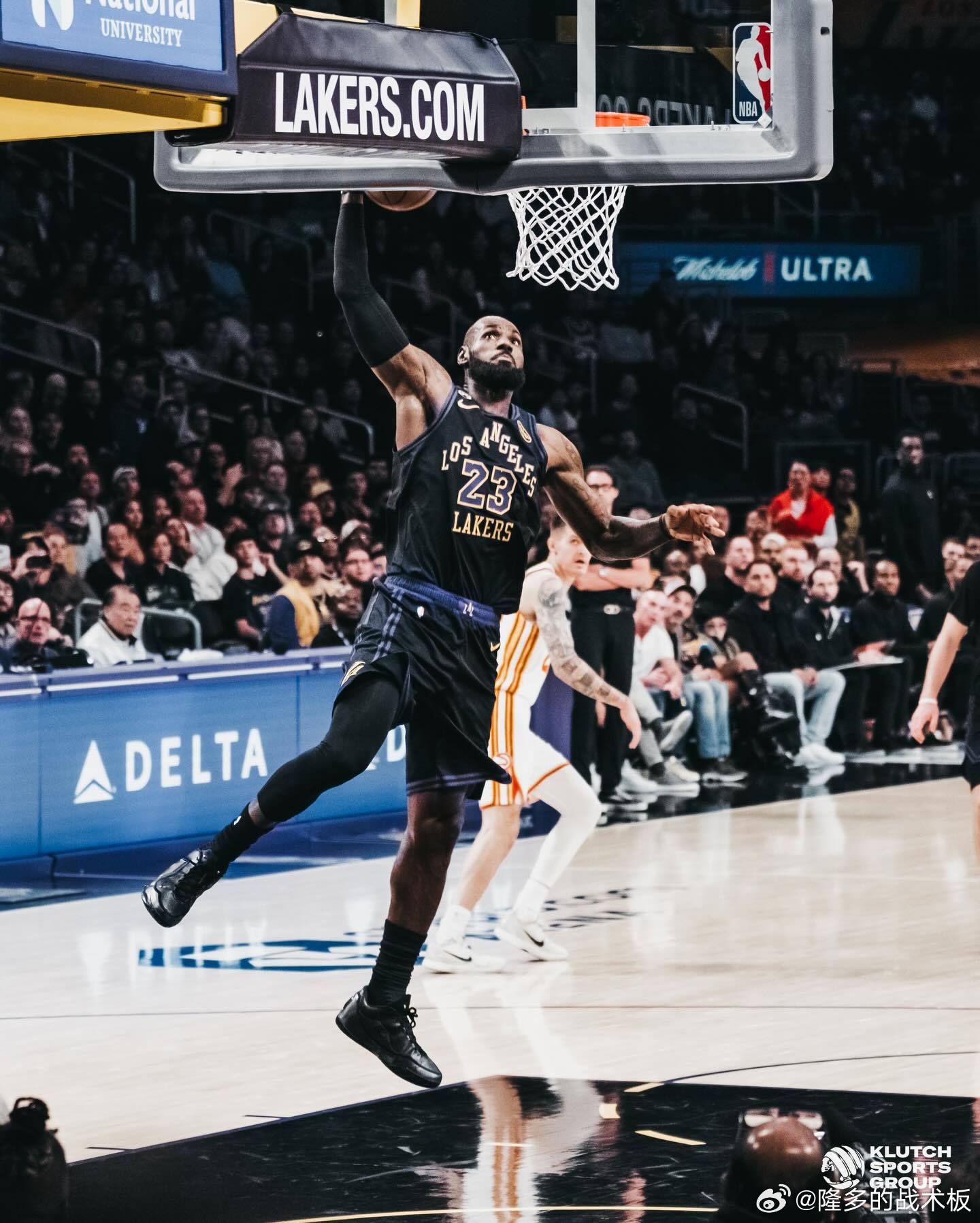 第23季的传奇🫡詹姆斯Ins晒出多张赛场照并配文:“无论爱我还是恨我，你终将会