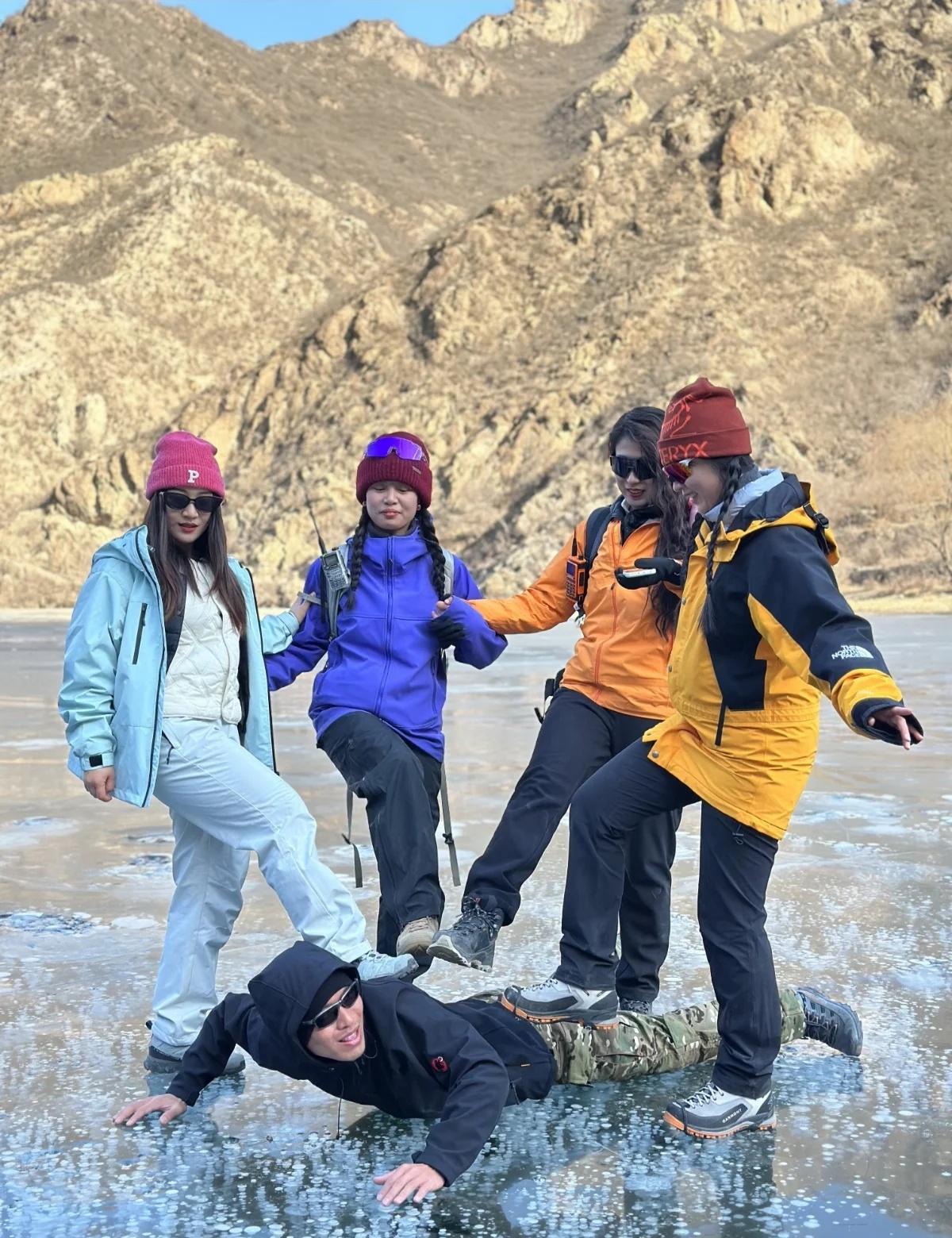 河北涞水九龙峡谷踏冰指南
🚗自驾导航“西峰水库”，附近有简易停车点，无收费。