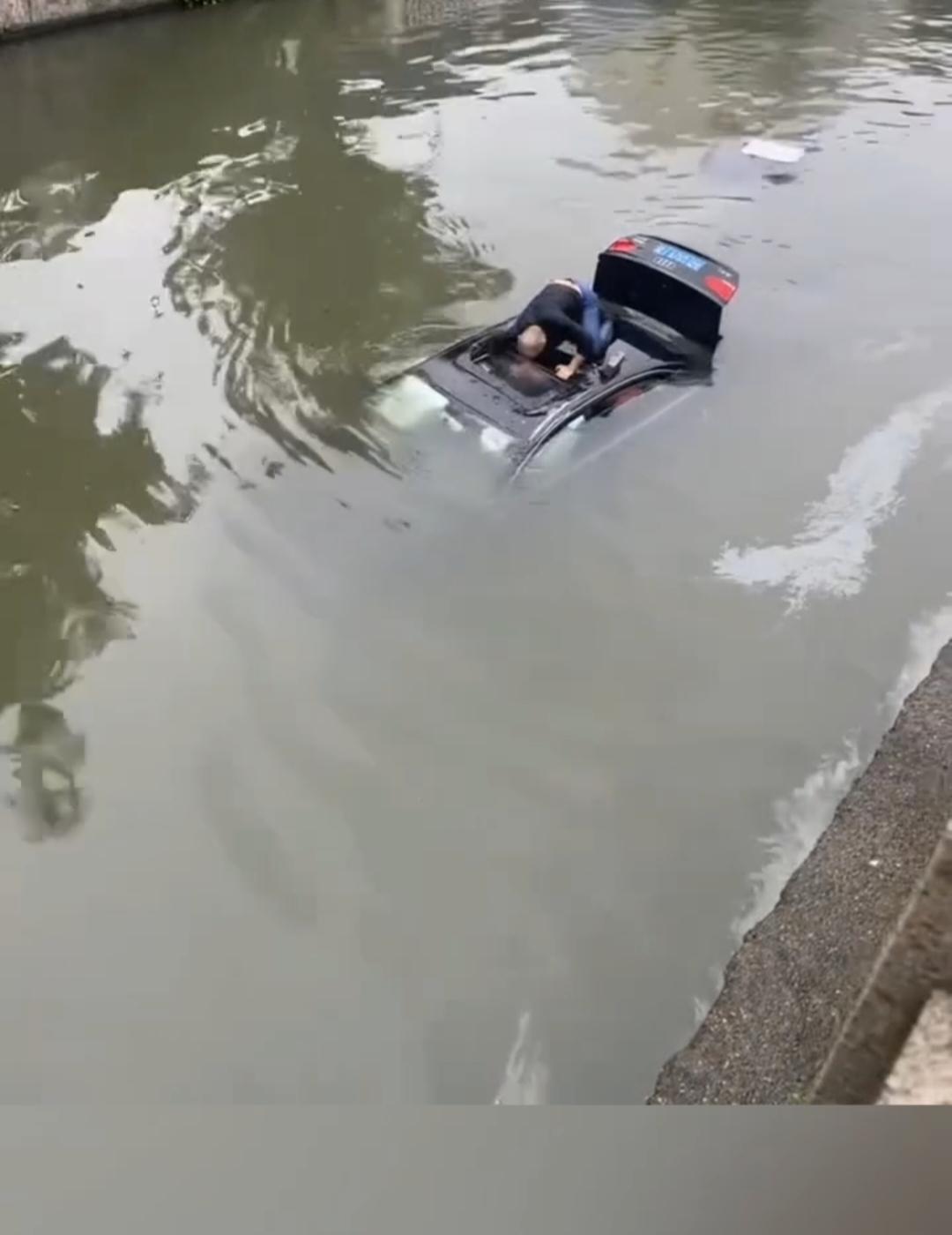 这位黑衣大哥跳水舍身救人的举动让人敬佩！近日一车主驾驶汽车操作失误，不慎将车开进