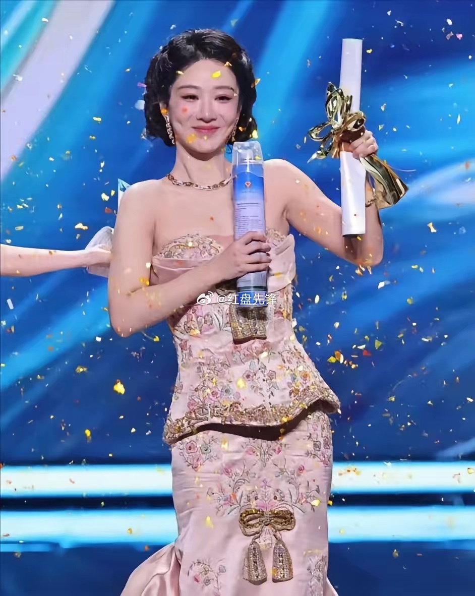 “人生没有白走的路，每一步都算数。其实我以前是一个很不自信的人，我总觉得自己做什