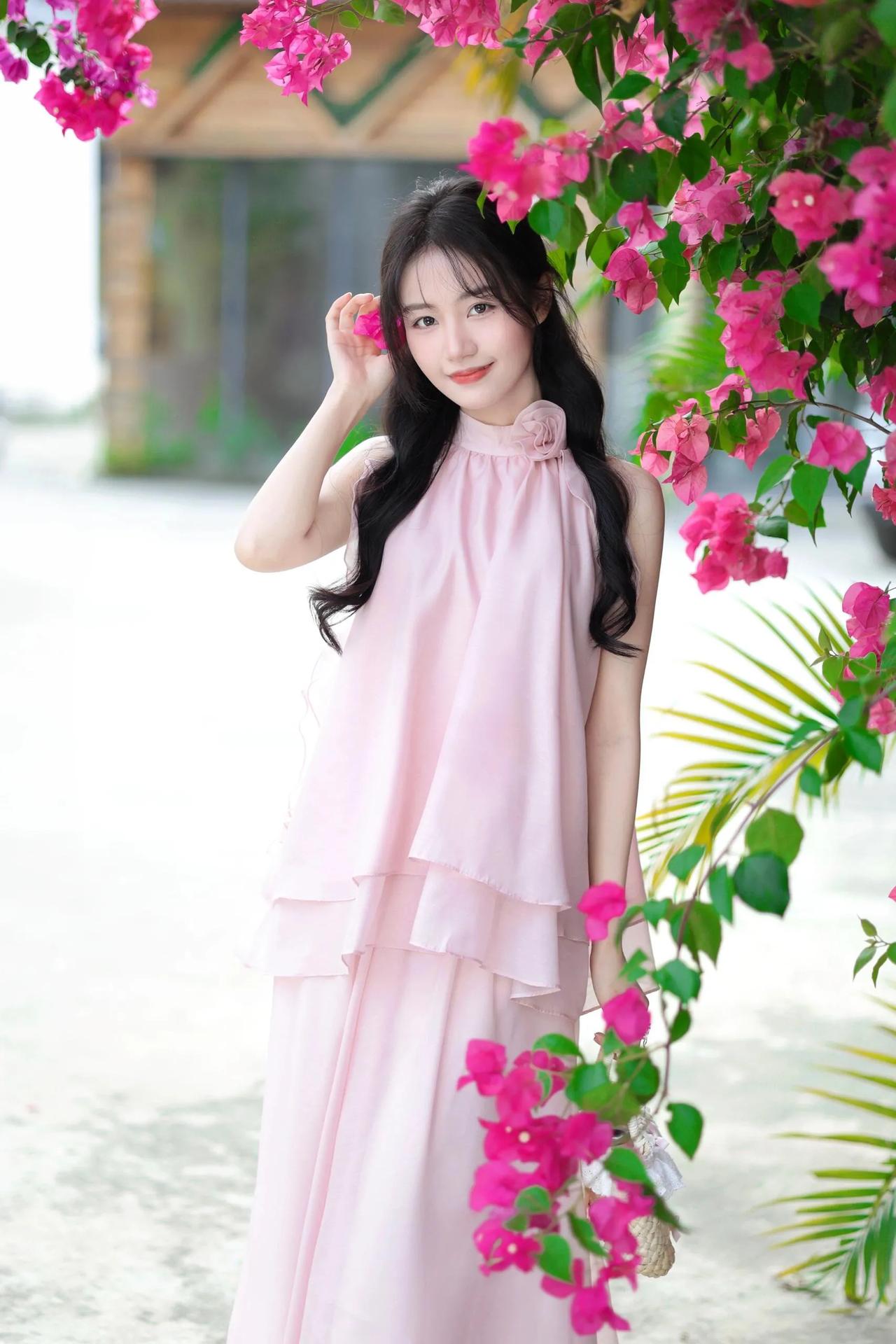 粉衣少女倚花丛笑语盈盈似画卷粉纱花衣美人 浪漫温柔穿搭