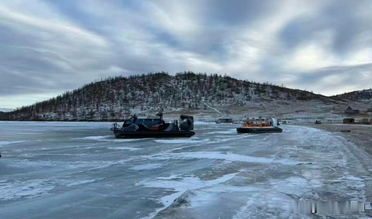 君子不立危墙之下
大过年的
司机擅自驶入已被官方禁行的冰面区域
车辆因冰面破裂而