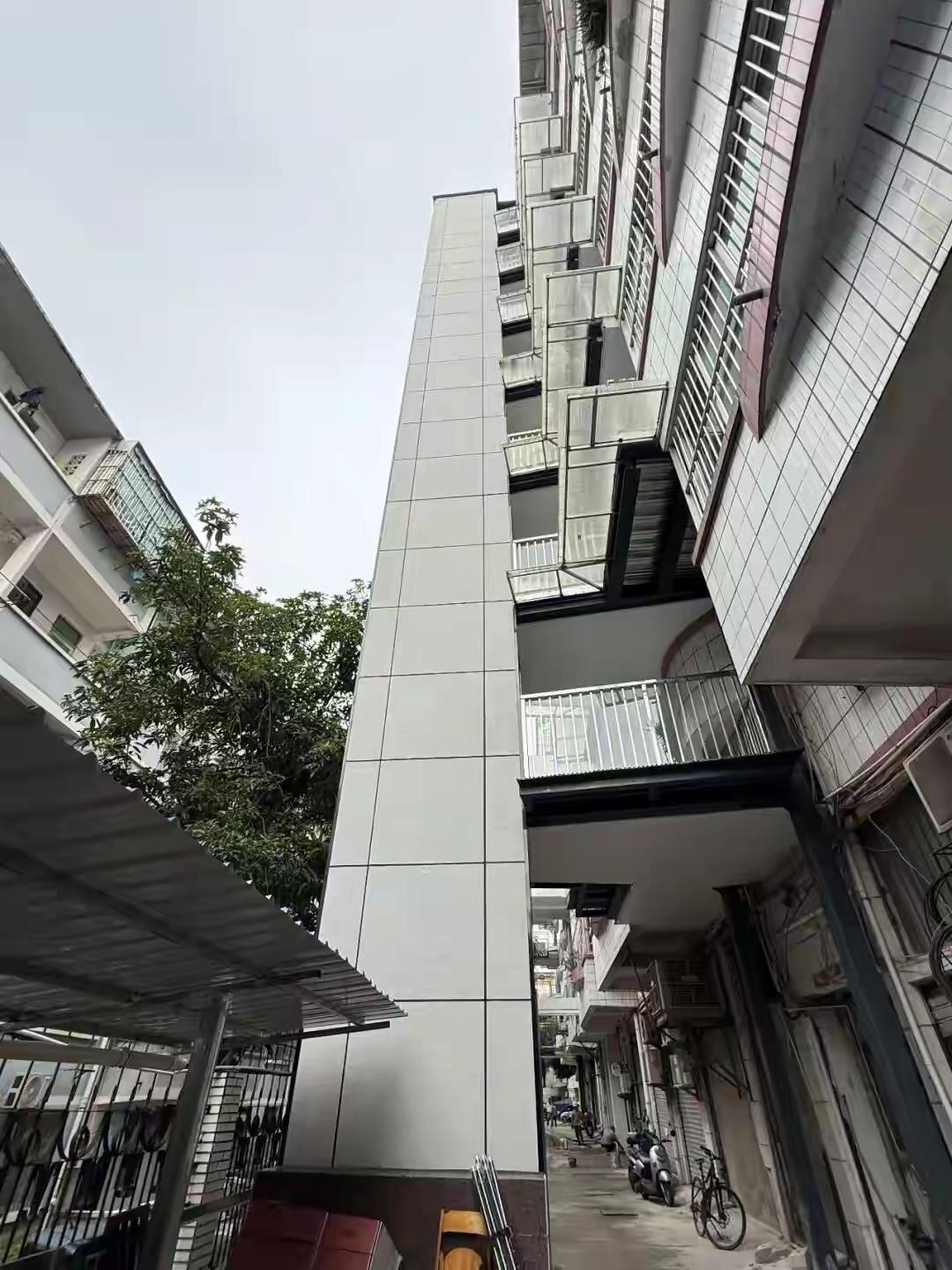 其一·七绝·旧梯焕新

高楼岁久梯声涩，步履维艰叹路长。
惠民政暖春风至，一键升