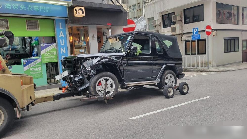 人倒霉起来真是喝凉水都塞牙，
一辆崭新的大奔就这样报废了，虽然这车对陈可辛而言只