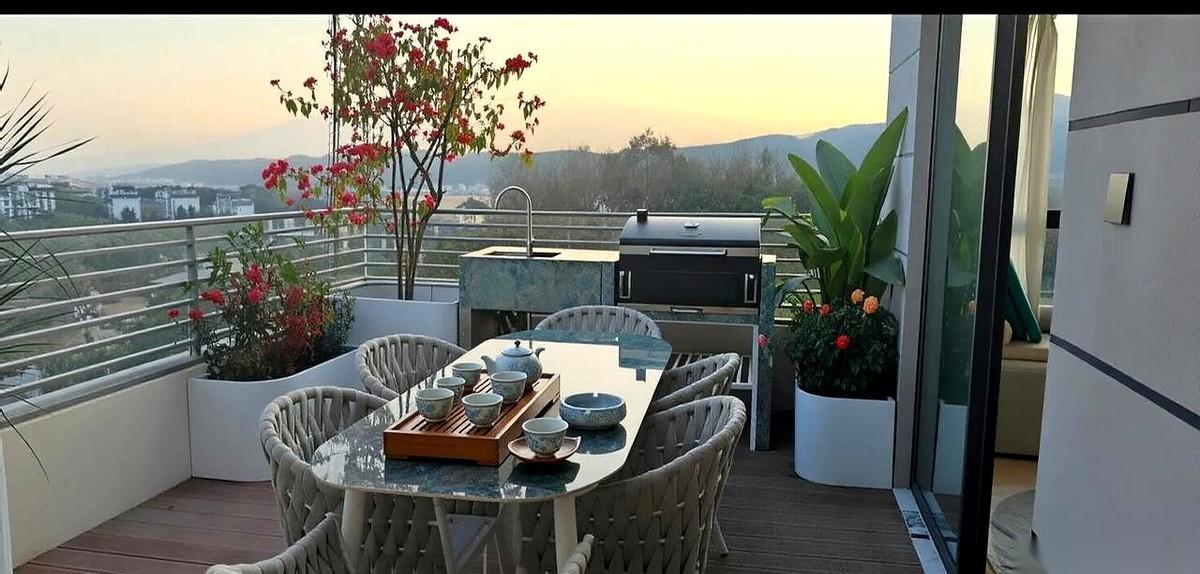 哈尔滨老乡老黄，突然从阳台的藤椅上站起来，一句话不说，转身进了屋。
我俩在西双版