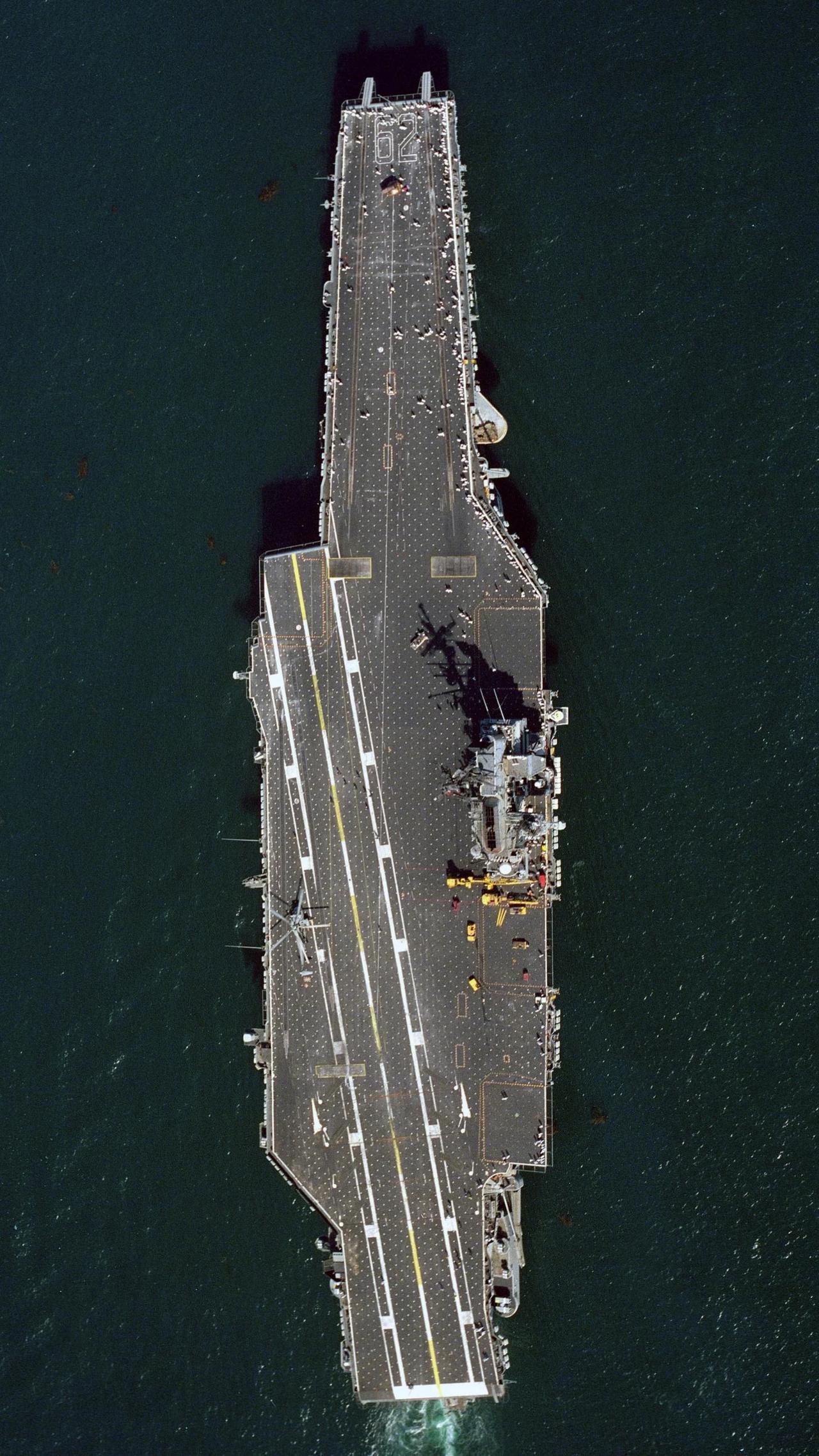 老舰回忆，美国🇺🇸海军独立号航空母舰，舷号CVA-62，是福莱斯特级航母的3