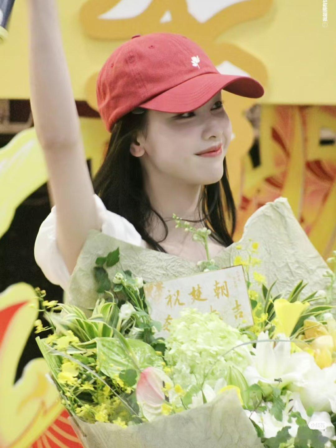 陈都灵、周翊然《翘楚》杀青捧花照 ​​​