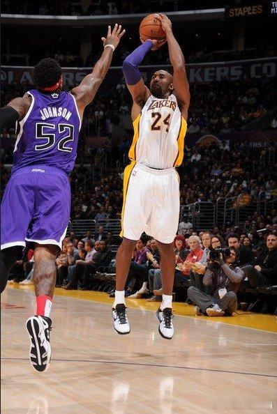 【湖人屠国王赛季首获连胜 科比20+6+6魔兽23+18】北京时间11月12日，