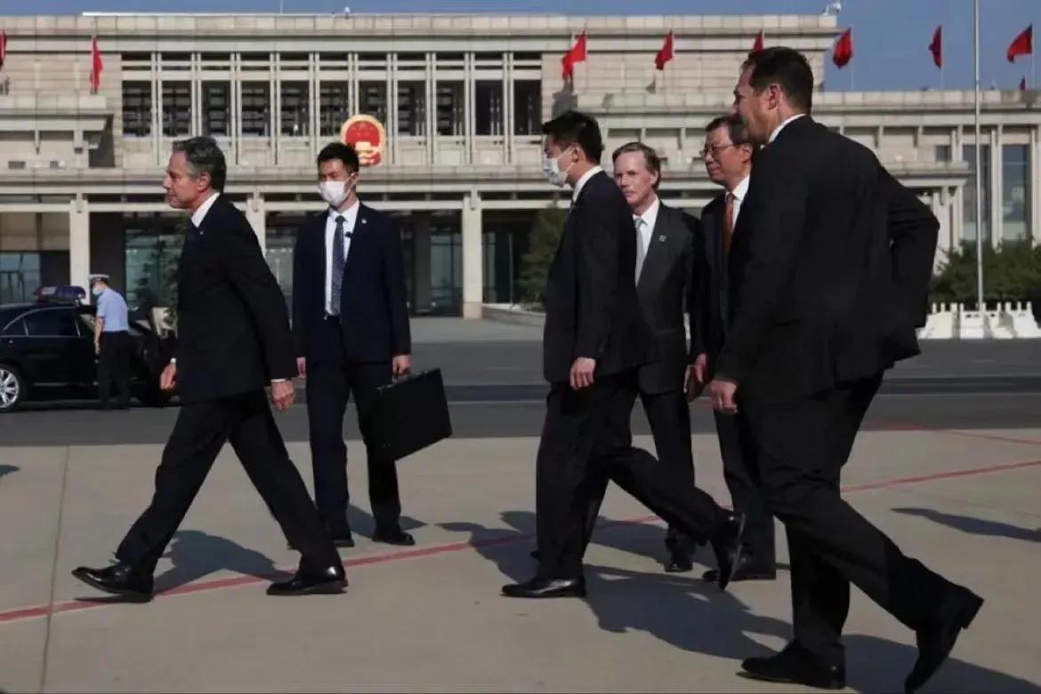用“红线”取代红地毯，这是在告诉布林肯不要踩过中国划定的红线！

美国国务卿布林