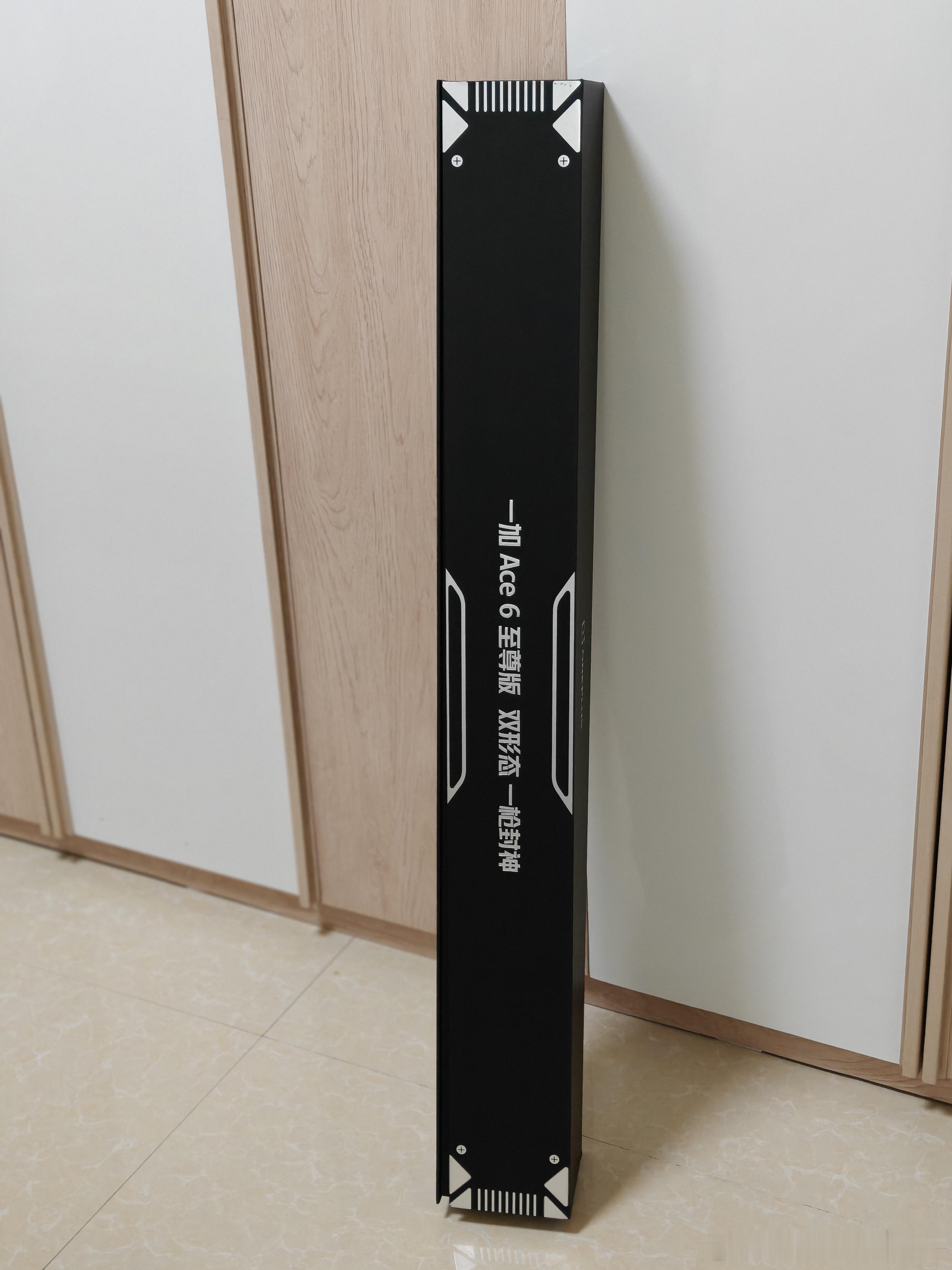 前天收到了一加 Ace 6 至尊版的发布会邀请函，居然是一把枪型雨伞，扣下扳机就