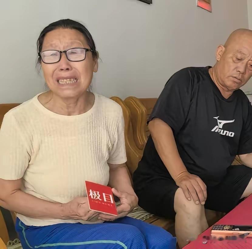 天都塌了！河北石家庄，一70岁阿姨嚎啕大哭，她做保洁，从1楼扫到32楼，每月工资