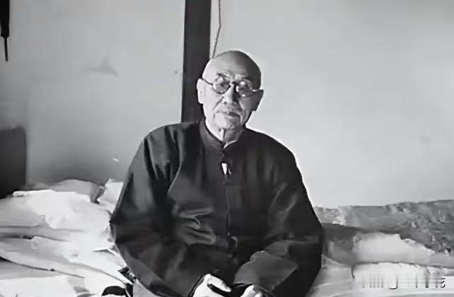 1945年，阎锡山密令活埋20岁侍从秘书，执行师长在墓坑边抽了5根烟，猛地一跺脚