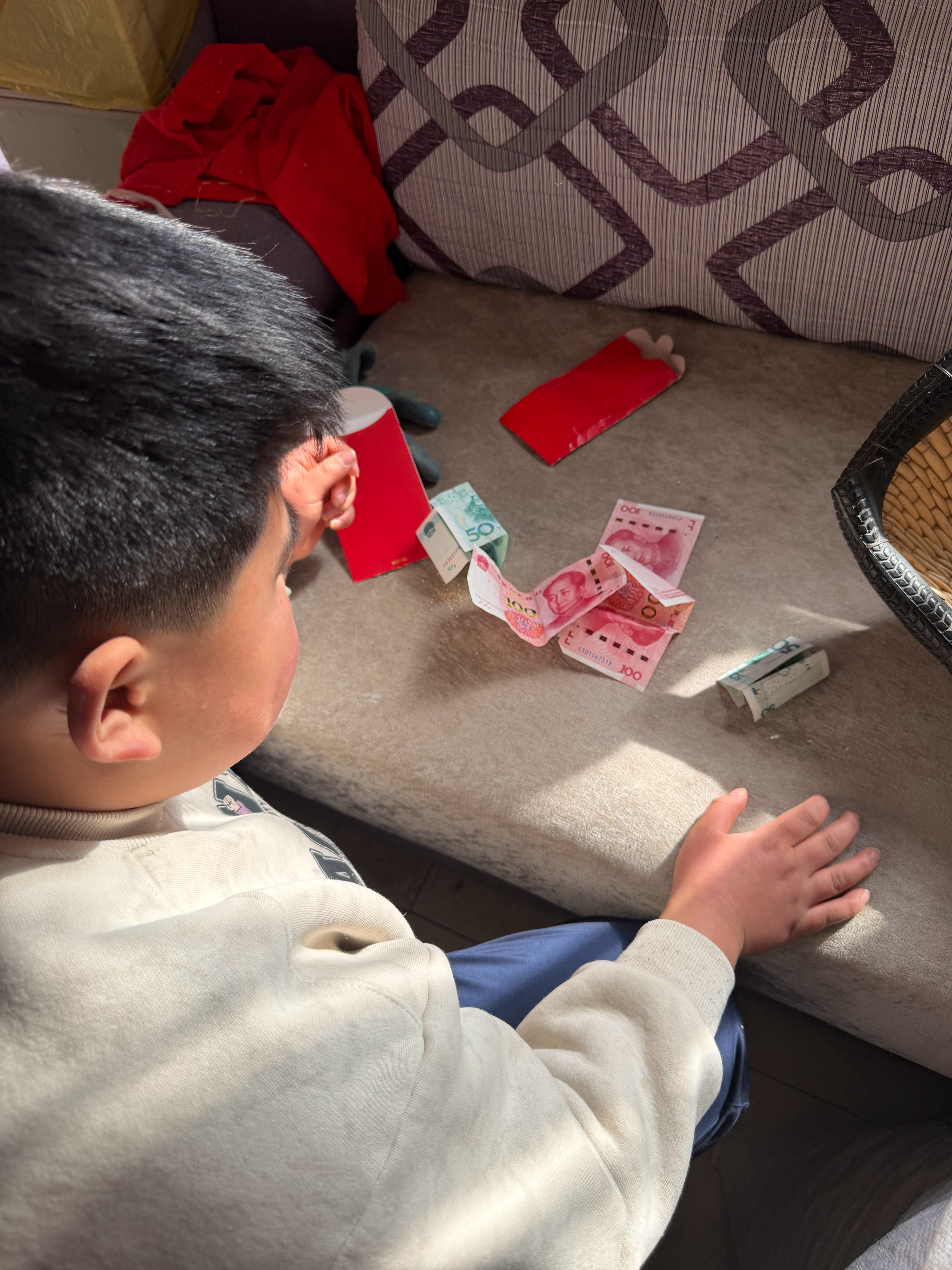 忘了问了，已经结婚成家的，你给小孩发压岁钱，是多少，100，还是二别，还是更多 