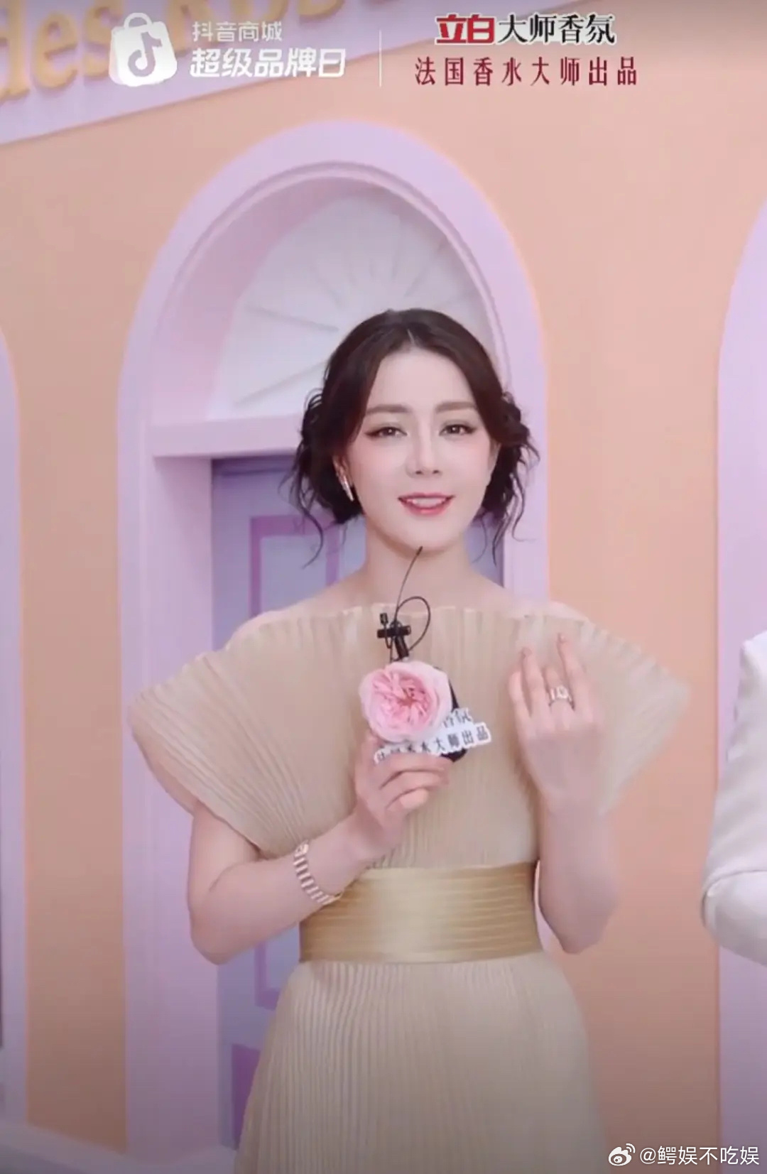 迪丽热巴今日直播状态如何？感觉年龄感好重啊 