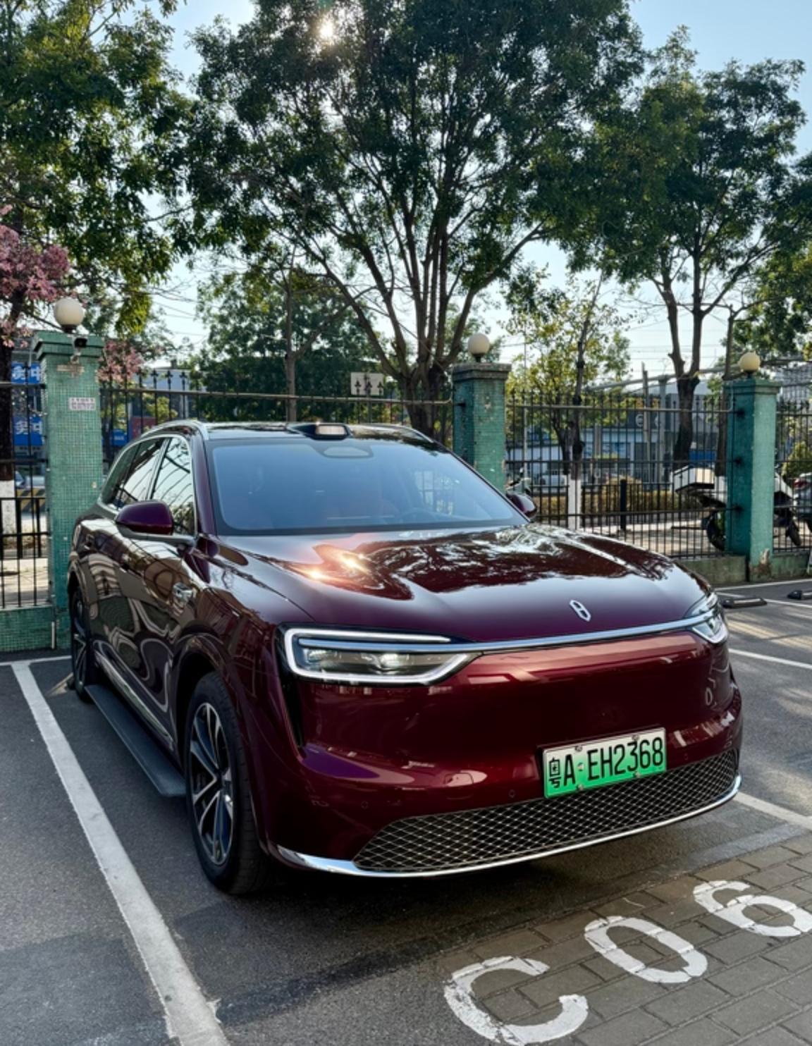 问界M7主要缺点：
底盘基于油改电，滤震一般，过减速带颠簸明显，高速侧倾较大。六