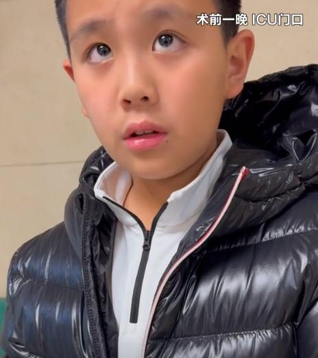 眼泪忍不住了。10岁男孩手捧鲜花蹲守ICU病房，不料妈妈出来那一刻，男孩哽咽着说