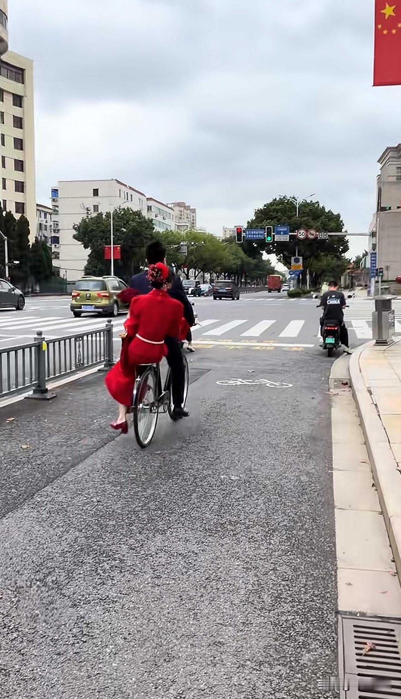 今天碰到一对年轻人结婚，就两个人一辆单车，幸福而去…
