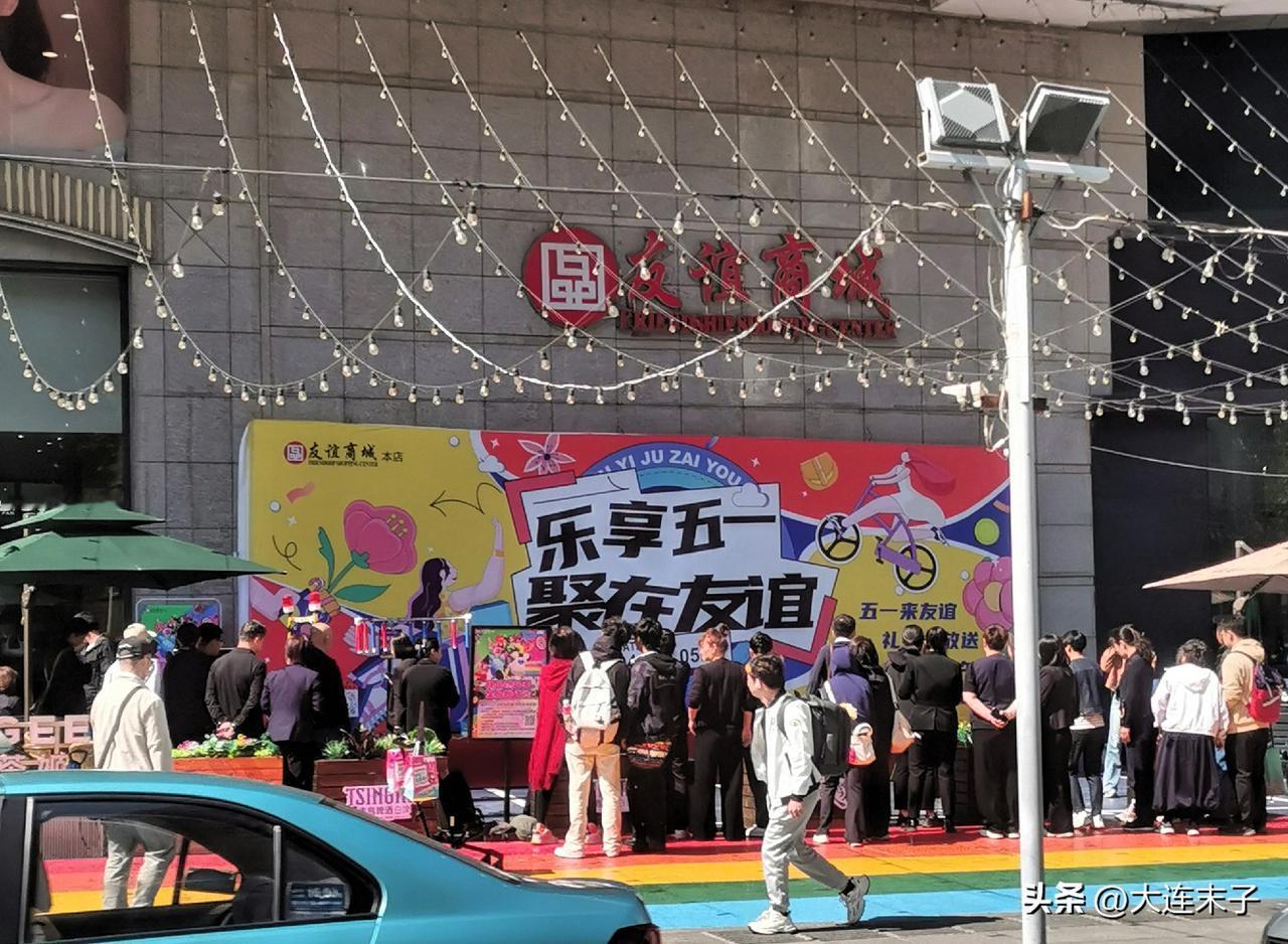 今天下午2点多，小雨过后的大连空气异常的清新，天很蓝。

路过人民路一带，看见友