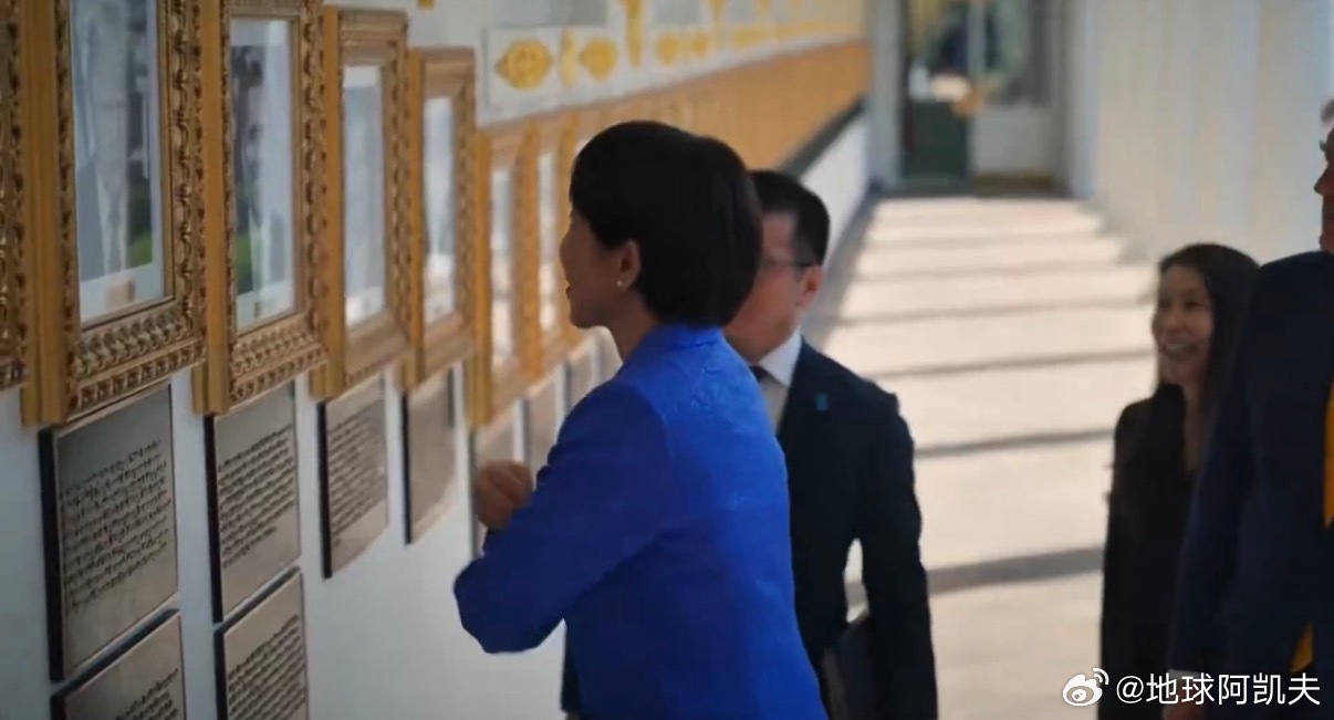 ‼️特朗普向日本首相展示拜登的自动签名肖像：“这个挺有意思的。你看，他们用自动签