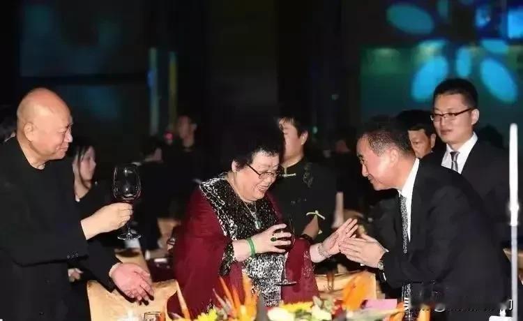 一次宴会上，王健林与陈丽华举杯对饮，迟重瑞在陈丽华身后也滿脸含笑地把手中的酒杯端