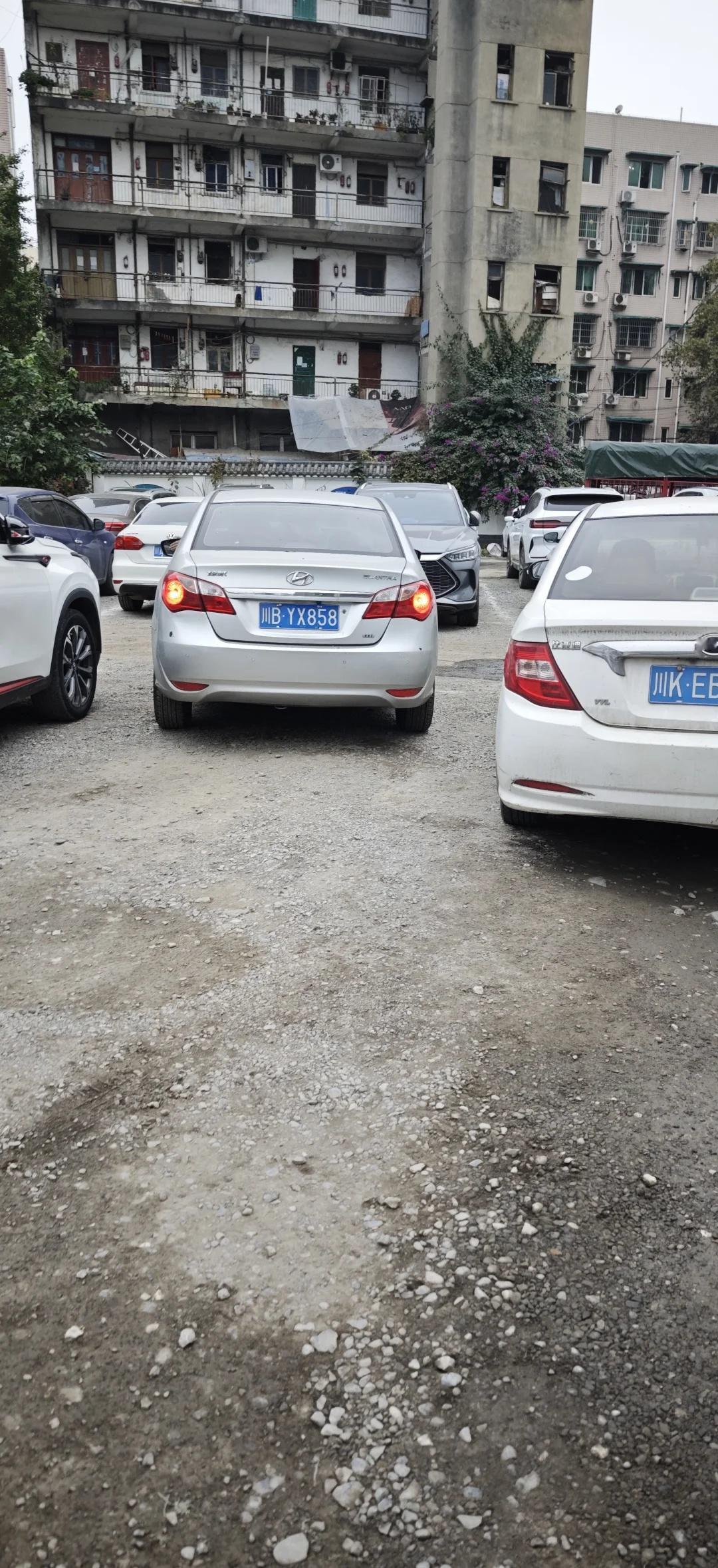 这位川b1vf78的车主，绵阳成绵路这个停车场，你的车被这个旁边的车再倒车的时候