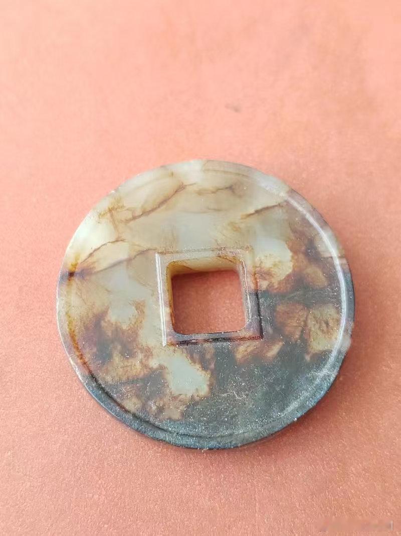 东汉玉质五铢钱东汉玉质五铢钱是一种具有特殊用途的非流通货币，主要作为丧葬冥币或礼