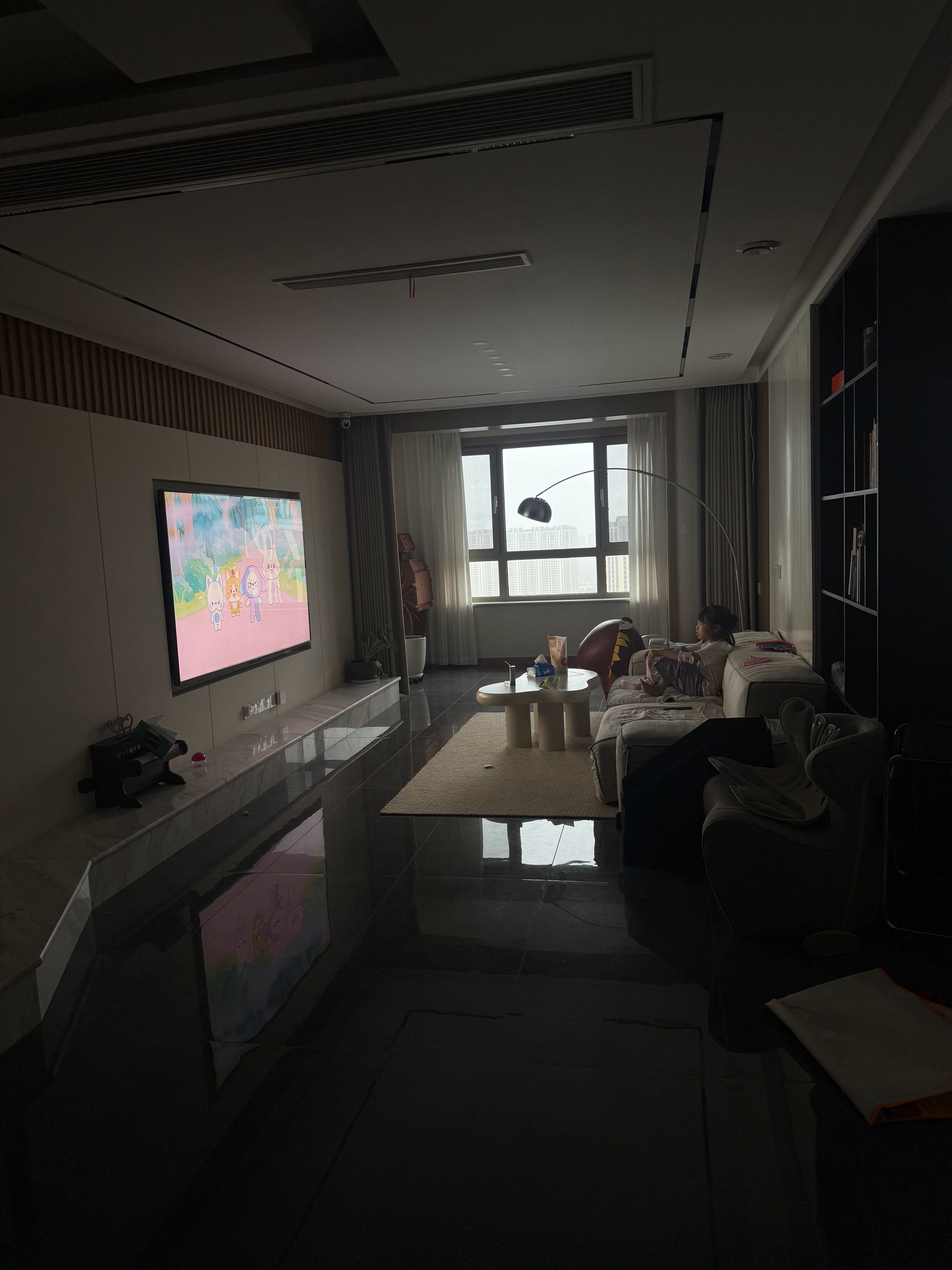 感觉孩子长大的一瞬间，晚晚早之前就可以自己睡了，最开始是我俩住上下铺，后来就可以