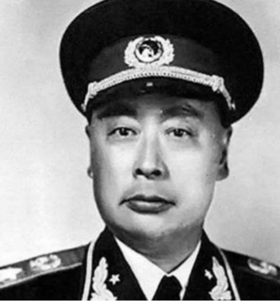 1955年全军授衔之前，刘少奇坚持反对给陈毅授元帅军衔，周恩来听闻此事，立马写了