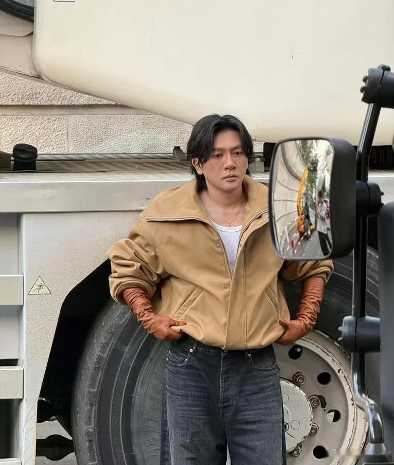 朋友在巴黎街头偶遇的苏有朋，苏有朋现在怎么变这样了，好馒 