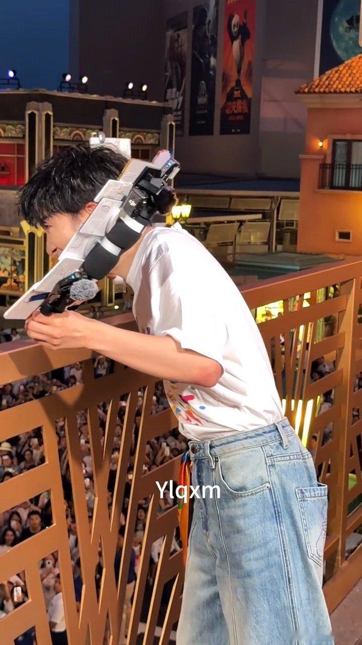 周深人在上面心在下面周深爱你的人在采访也会抽空回应你周深人在上面心在下面，采访还