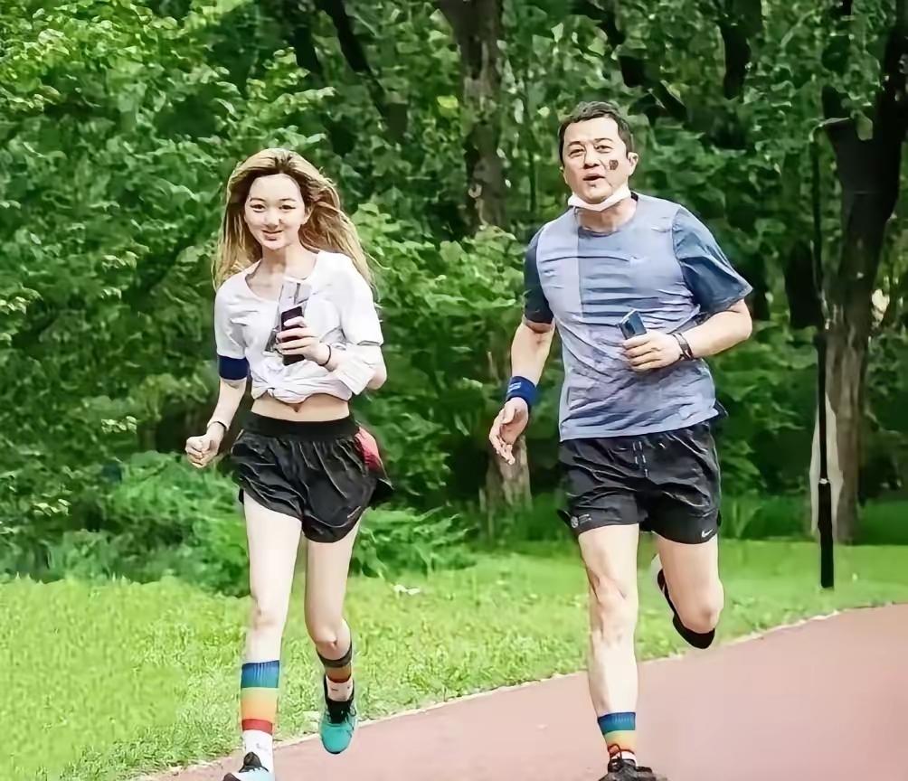 李亚鹏又又又上热搜了！！！
不是因为离婚的事，
也不是债务的事，
而是亲闺女像超